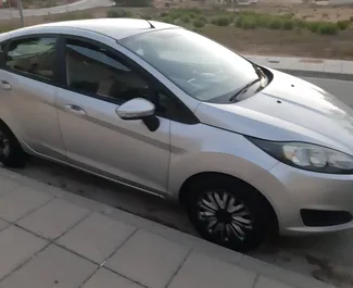Vista frontale di un noleggio Ford Fiesta a Larnaca, Cipro ✓ Auto #4067. ✓ Cambio Manuale TM ✓ 0 recensioni.