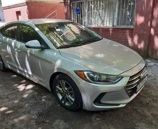 Interni di Hyundai Elantra in affitto in Georgia. Un'ottima auto da 5 posti con cambio Automatico.