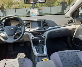 Interni di Hyundai Elantra in affitto in Georgia. Un'ottima auto da 5 posti con cambio Automatico.