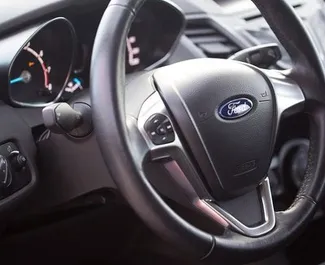 Ford Fiesta 2016 disponibile per il noleggio a Budva, con limite di chilometraggio di illimitato.