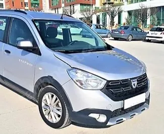 Vista frontale di un noleggio Dacia Lodgy Stepway all'aeroporto di Antalya, Turchia ✓ Auto #4079. ✓ Cambio Manuale TM ✓ 1 recensioni.