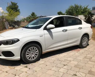 Vista frontale di un noleggio Fiat Egea Multijet all'aeroporto di Antalya, Turchia ✓ Auto #4074. ✓ Cambio Manuale TM ✓ 0 recensioni.