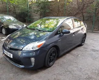 Noleggio auto Toyota Prius #4043 Automatico all'aeroporto di Tbilisi, dotata di motore 1,8L ➤ Da Shota in Georgia.