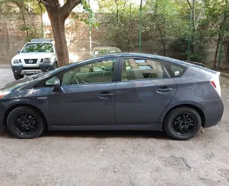 Motore Ibrido da 1,8L di Toyota Prius 2014 per il noleggio all'aeroporto di Tbilisi.