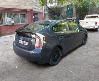 Toyota Prius 2014 disponibile per il noleggio all'aeroporto di Tbilisi, con limite di chilometraggio di illimitato.