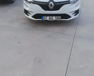 Vista frontale di un noleggio Renault Megane Sedan all'aeroporto di Antalya, Turchia ✓ Auto #4144. ✓ Cambio Automatico TM ✓ 4 recensioni.