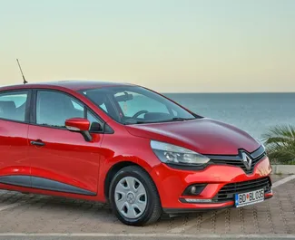 Vista frontale di un noleggio Renault Clio 4 a Budva, Montenegro ✓ Auto #4211. ✓ Cambio Manuale TM ✓ 2 recensioni.