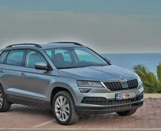 Vista frontale di un noleggio Skoda Karoq a Budva, Montenegro ✓ Auto #4216. ✓ Cambio Automatico TM ✓ 1 recensioni.