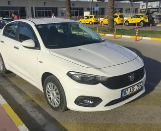 Vista frontale di un noleggio Fiat Egea all'aeroporto di Antalya, Turchia ✓ Auto #4223. ✓ Cambio Manuale TM ✓ 2 recensioni.