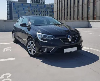 Vista frontale di un noleggio Renault Megane a Praga, Cechia ✓ Auto #4206. ✓ Cambio Automatico TM ✓ 0 recensioni.