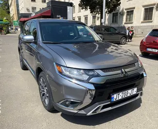 Vista frontale di un noleggio Mitsubishi Outlander Xl a Tbilisi, Georgia ✓ Auto #4165. ✓ Cambio Automatico TM ✓ 0 recensioni.