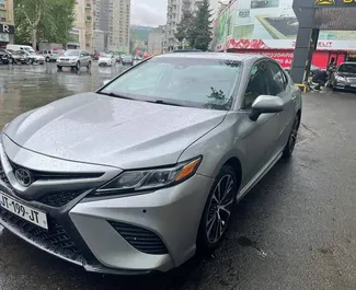 Vista frontale di un noleggio Toyota Camry a Tbilisi, Georgia ✓ Auto #4164. ✓ Cambio Automatico TM ✓ 0 recensioni.