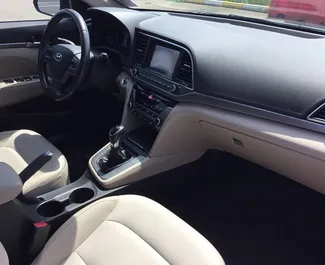 Interni di Hyundai Elantra in affitto in Georgia. Un'ottima auto da 5 posti con cambio Automatico.