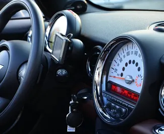 Mini Cooper S 2014 disponibile per il noleggio a Budva, con limite di chilometraggio di illimitato.
