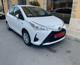 Vista frontale di un noleggio Toyota Vitz a Larnaca, Cipro ✓ Auto #4212. ✓ Cambio Automatico TM ✓ 3 recensioni.