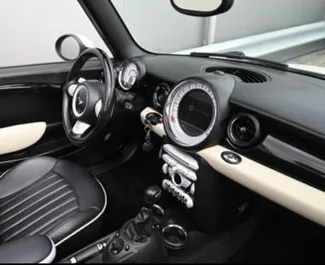 Mini Cooper S 2014 disponibile per il noleggio a Budva, con limite di chilometraggio di illimitato.