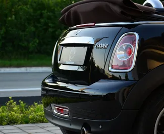 Mini Cooper Cabrio 2012 disponibile per il noleggio a Budva, con limite di chilometraggio di illimitato.