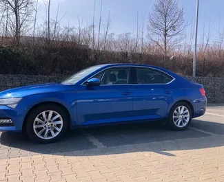 Vista frontale di un noleggio Skoda Superb a Praga, Cechia ✓ Auto #4087. ✓ Cambio Automatico TM ✓ 0 recensioni.