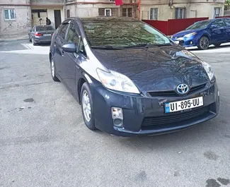 Vista frontale di un noleggio Toyota Prius Hybrid a Tbilisi, Georgia ✓ Auto #4232. ✓ Cambio Automatico TM ✓ 9 recensioni.