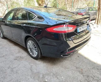 Ford Fusion Sedan 2017 con sistema A trazione anteriore, disponibile all'aeroporto di Tbilisi.