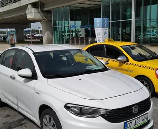 Vista frontale di un noleggio Fiat Egea all'aeroporto di Antalya, Turchia ✓ Auto #4181. ✓ Cambio Manuale TM ✓ 0 recensioni.