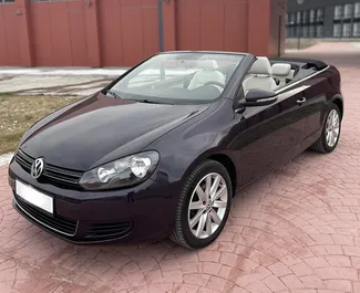 Vista frontale di un noleggio Volkswagen Golf Cabrio in Becici, Montenegro ✓ Auto #4273. ✓ Cambio Automatico TM ✓ 1 recensioni.