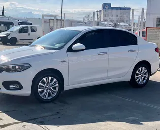 Vista frontale di un noleggio Fiat Egea Multijet all'aeroporto di Antalya, Turchia ✓ Auto #4291. ✓ Cambio Manuale TM ✓ 0 recensioni.