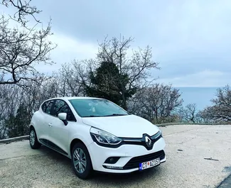 Vista frontale di un noleggio Renault Clio 4 in Becici, Montenegro ✓ Auto #4278. ✓ Cambio Manuale TM ✓ 0 recensioni.
