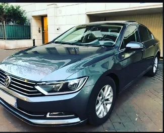 Vista frontale di un noleggio Volkswagen Passat a Budva, Montenegro ✓ Auto #1068. ✓ Cambio Automatico TM ✓ 0 recensioni.