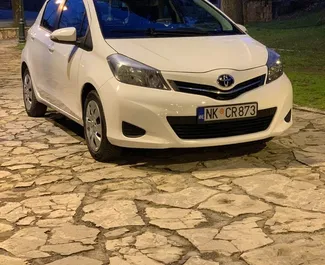 Vista frontale di un noleggio Toyota Yaris in Becici, Montenegro ✓ Auto #4269. ✓ Cambio Automatico TM ✓ 5 recensioni.