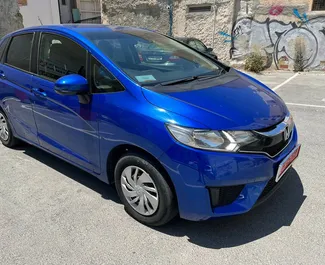 Vista frontale di un noleggio Honda Fit a Larnaca, Cipro ✓ Auto #4372. ✓ Cambio Automatico TM ✓ 2 recensioni.