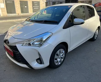 Vista frontale di un noleggio Toyota Vitz a Larnaca, Cipro ✓ Auto #4375. ✓ Cambio Automatico TM ✓ 0 recensioni.