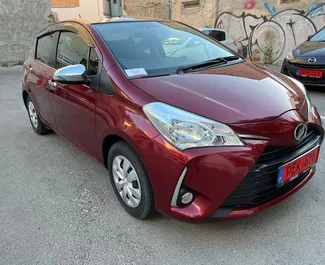 Vista frontale di un noleggio Toyota Vitz a Larnaca, Cipro ✓ Auto #4374. ✓ Cambio Automatico TM ✓ 1 recensioni.