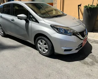 Vista frontale di un noleggio Nissan Note a Larnaca, Cipro ✓ Auto #4376. ✓ Cambio Automatico TM ✓ 0 recensioni.