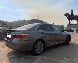 Interni di Toyota Camry in affitto in Georgia. Un'ottima auto da 5 posti con cambio Automatico.