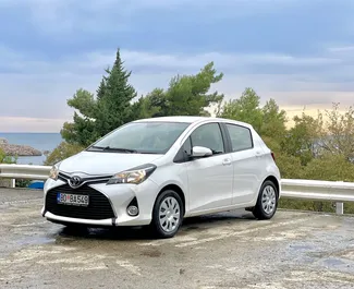 Vista frontale di un noleggio Toyota Yaris a Budva, Montenegro ✓ Auto #4386. ✓ Cambio Automatico TM ✓ 3 recensioni.