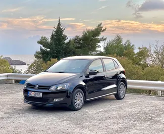 Vista frontale di un noleggio Volkswagen Polo a Budva, Montenegro ✓ Auto #4385. ✓ Cambio Manuale TM ✓ 2 recensioni.