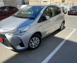 Vista frontale di un noleggio Toyota Vitz a Larnaca, Cipro ✓ Auto #4402. ✓ Cambio Automatico TM ✓ 0 recensioni.