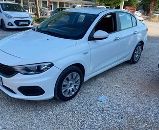 Vista frontale di un noleggio Fiat Egea all'aeroporto di Antalya, Turchia ✓ Auto #4396. ✓ Cambio Manuale TM ✓ 0 recensioni.