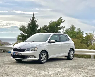 Vista frontale di un noleggio Skoda Fabia a Budva, Montenegro ✓ Auto #4388. ✓ Cambio Automatico TM ✓ 0 recensioni.