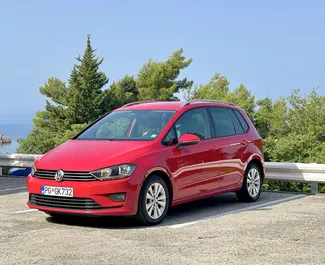 Vista frontale di un noleggio Volkswagen Golf Sportsvan a Budva, Montenegro ✓ Auto #4390. ✓ Cambio Automatico TM ✓ 1 recensioni.