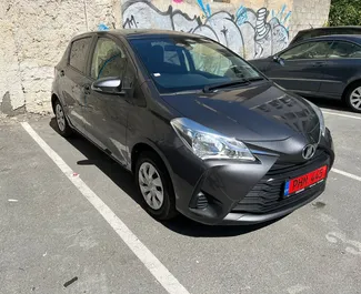 Vista frontale di un noleggio Toyota Vitz a Larnaca, Cipro ✓ Auto #4401. ✓ Cambio Automatico TM ✓ 0 recensioni.