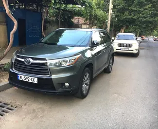 Vista frontale di un noleggio Toyota Highlander a Tbilisi, Georgia ✓ Auto #4420. ✓ Cambio Automatico TM ✓ 0 recensioni.