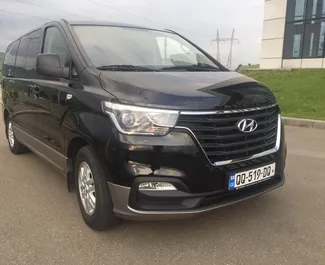 Vista frontale di un noleggio Hyundai H1 a Tbilisi, Georgia ✓ Auto #1326. ✓ Cambio Automatico TM ✓ 1 recensioni.