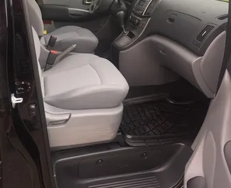 Interni di Hyundai H1 in affitto in Georgia. Un'ottima auto da 8 posti con cambio Automatico.