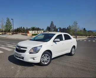 Vista frontale di un noleggio Chevrolet Cobalt all'aeroporto di Baku, Azerbaigian ✓ Auto #4429. ✓ Cambio Automatico TM ✓ 0 recensioni.