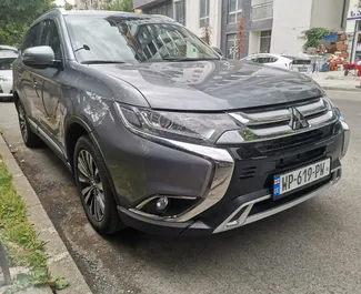 Vista frontale di un noleggio Mitsubishi Outlander a Tbilisi, Georgia ✓ Auto #1275. ✓ Cambio Automatico TM ✓ 3 recensioni.