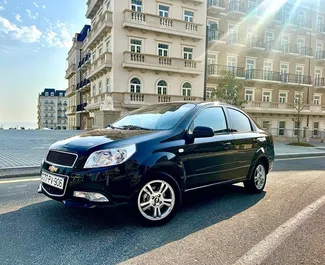 Vista frontale di un noleggio Chevrolet Aveo all'aeroporto di Baku, Azerbaigian ✓ Auto #4431. ✓ Cambio Automatico TM ✓ 0 recensioni.