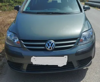 Vista frontale di un noleggio Volkswagen Golf Plus a Durazzo, Albania ✓ Auto #4669. ✓ Cambio Manuale TM ✓ 1 recensioni.