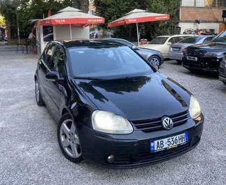 Vista frontale di un noleggio Volkswagen Golf a Tirana, Albania ✓ Auto #4596. ✓ Cambio Automatico TM ✓ 0 recensioni.